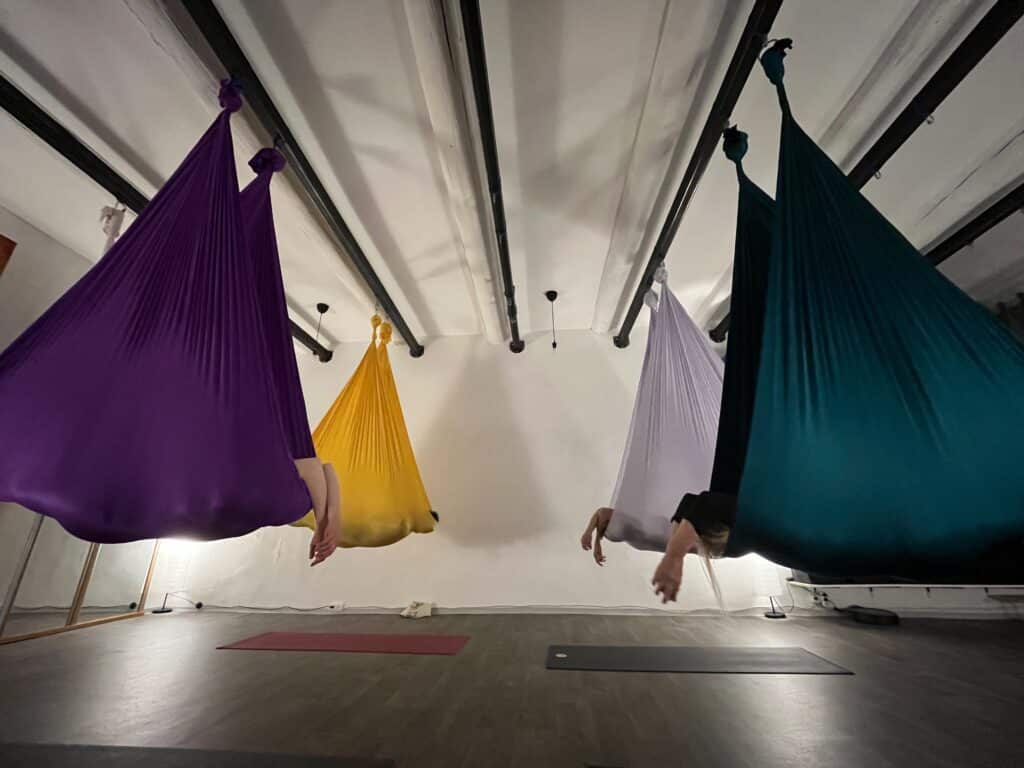 Pratique en hamac aérien au studio