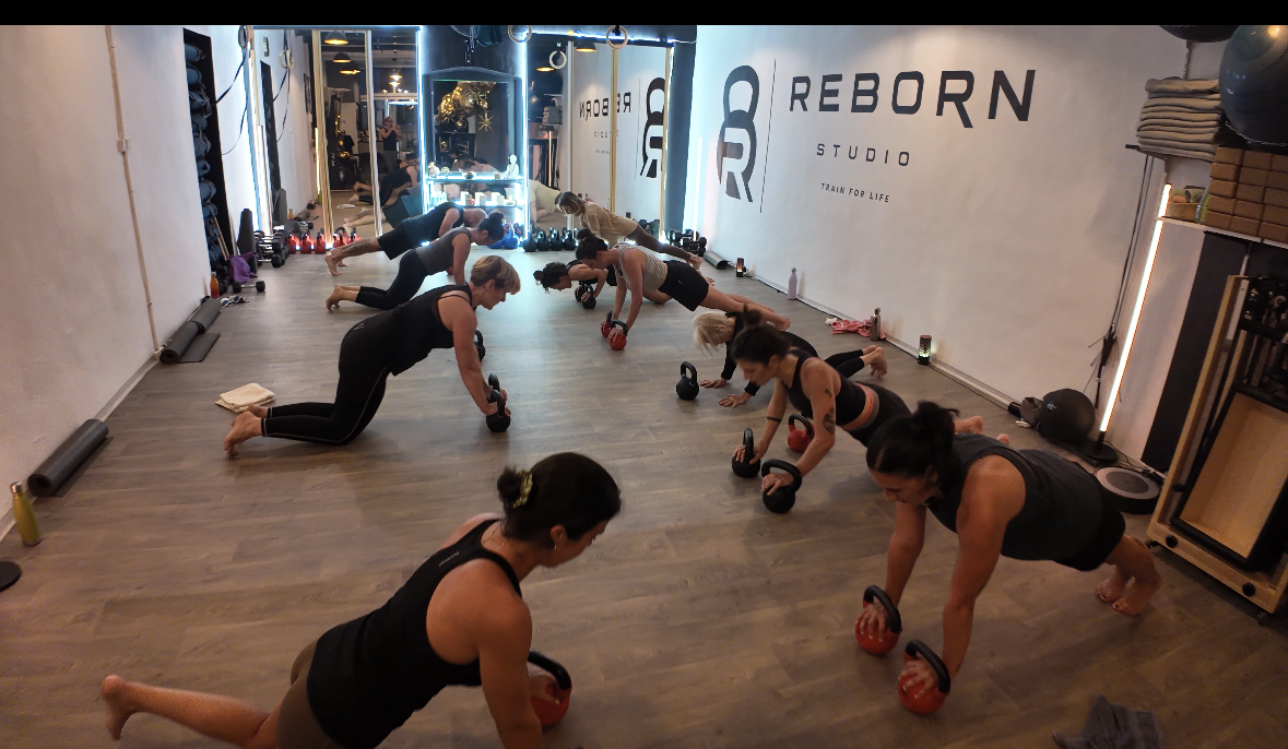 Cours de Functional Training avec kettlebells devant le logo REBORN STUDIO