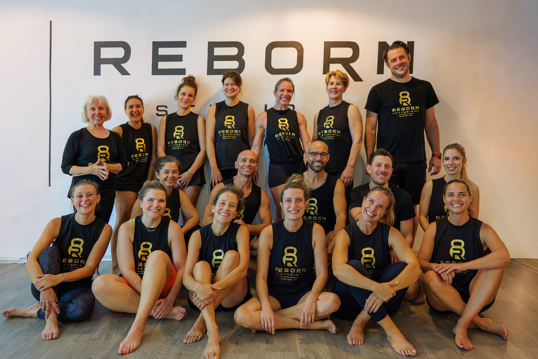 Photo de groupe de la communauté REBORN STUDIO à Marseille