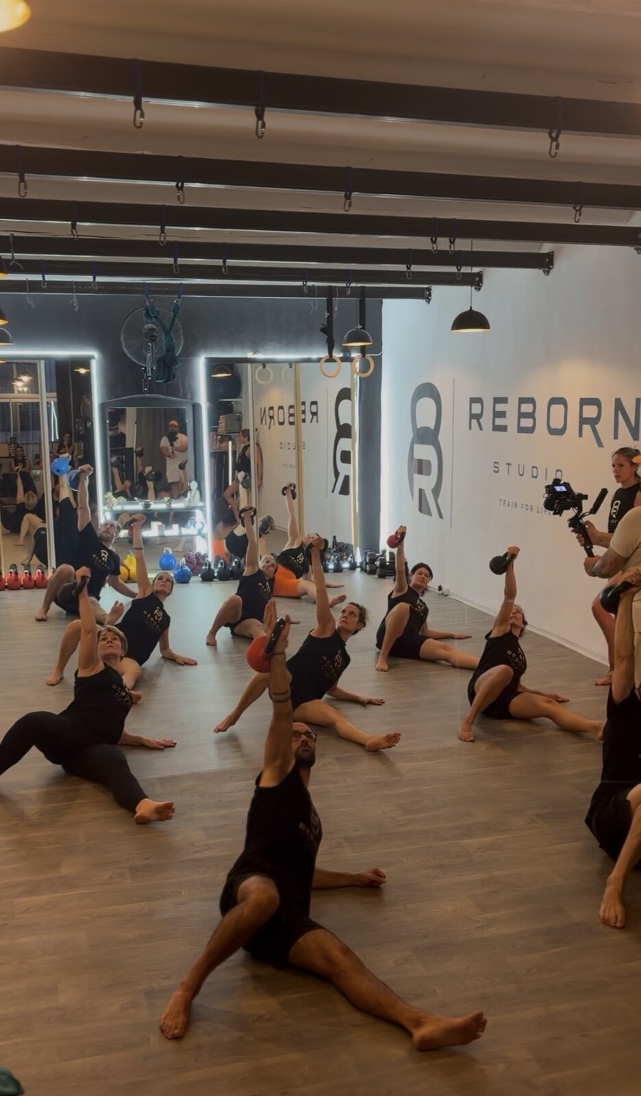 Mouvements au sol avec kettlebells en petit groupe
