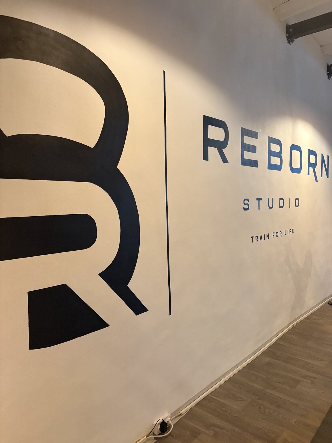 Le logo REBORN STUDIO peint dans le studio