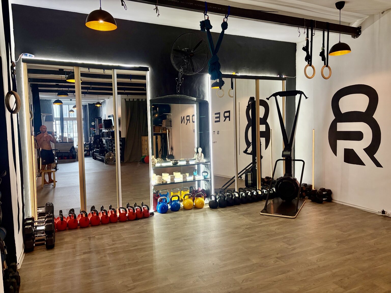 Les équipements de renforcement et de cardio du studio