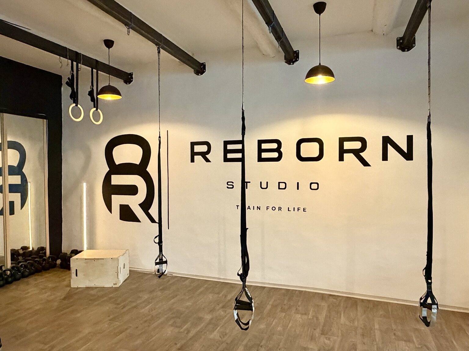 L’espace suspension et le mur REBORN STUDIO