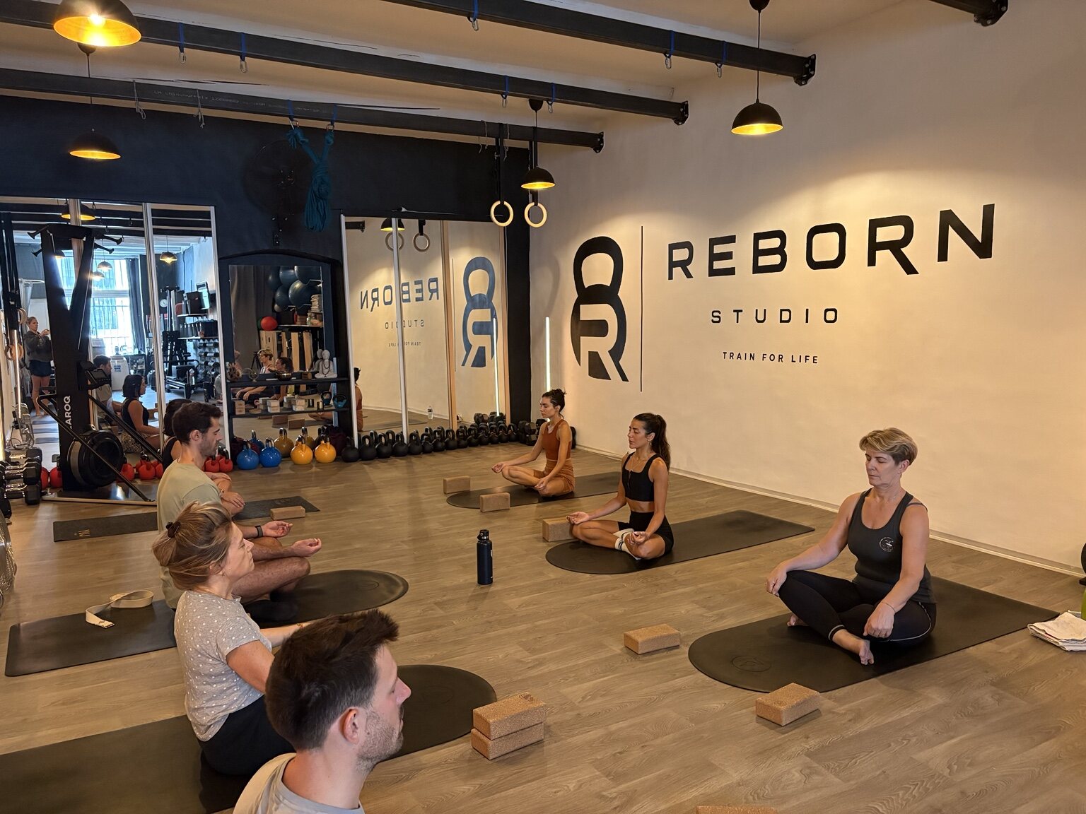 Cours collectif de yoga dynamique chez REBORN STUDIO