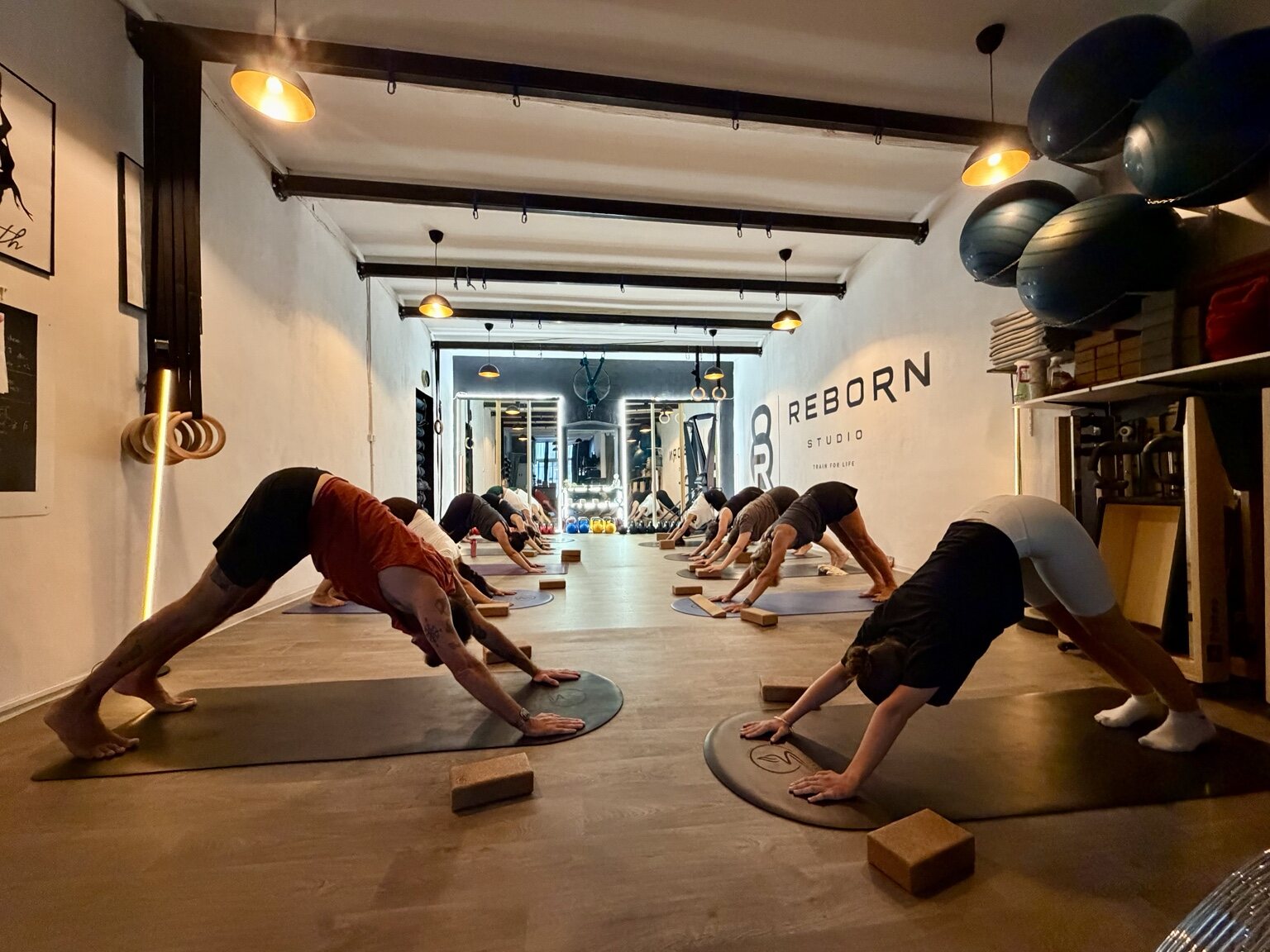 Cours collectif de yoga dynamique dans le studio REBORN au Vieux-Port